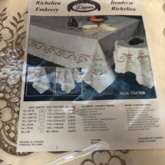 NWT Table cloth 100% satin polyester